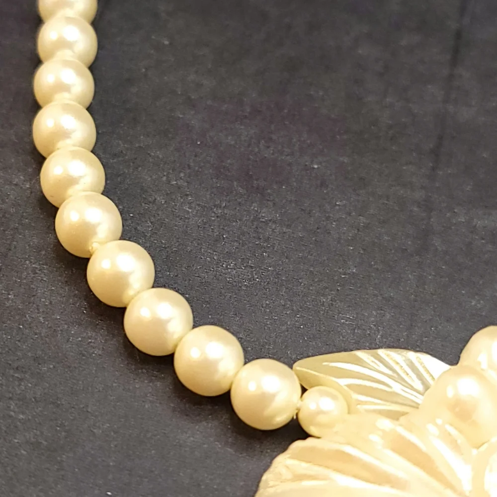Vintage 1991 AVON  Frosted Petal Necklace Pearl Rhinestone Flowers